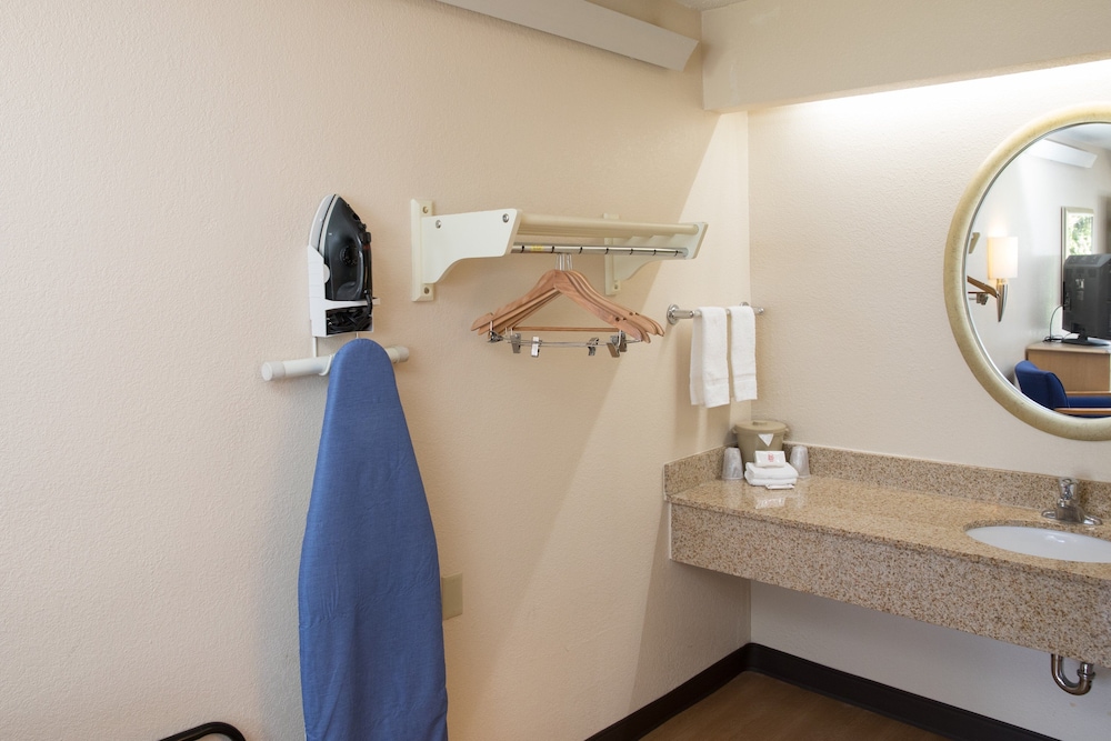 Red Roof Inn Cincinnati Northeast Blue Ash - photo 18