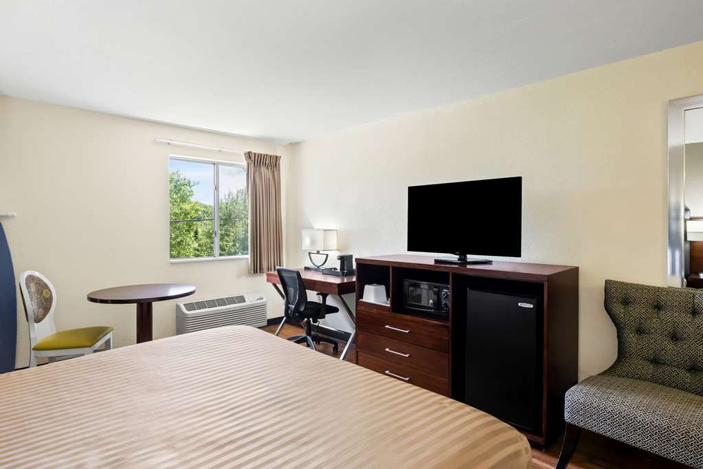 Econo Lodge Emporia - photo 12