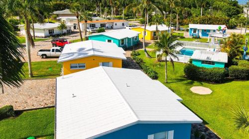 Poolfront Cottage Near Beach with Full Kitchen — 4-Star Luxury Hotel in Fort Myers, United States