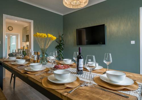 Premium Designer 4 Bedroom Home in Clifton 3 Bathrooms & Cinema Room — 4-Star Luxury Hotel in Bristol, United Kingdom