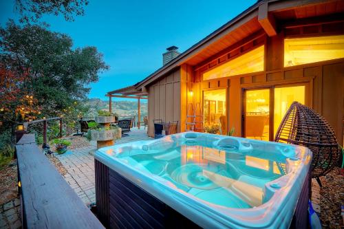 City Getaway Hot Tub Fire Pit Game Room Bbq Hiking Trails Vineyard Views B Ball — Fallbrook