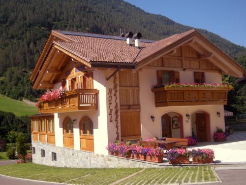 Hotel Genzianella - carbon neutral hotel in Commezzadura