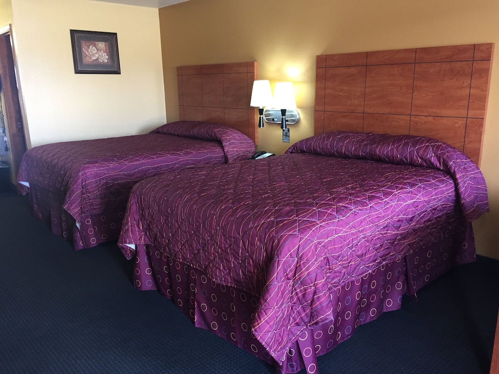 Royal Inn Pearsall - photo 7