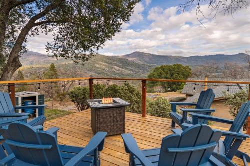 New Big Sky Cabin at Yosemite w VIEWS hot tub firepit and more — 4-Star Luxury Hotel in Oakhurst, United States