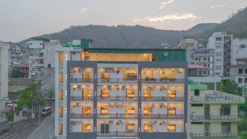 Perfectstayz Premium Kapilaz with Rooftop Pool & Cafe Bhimtal