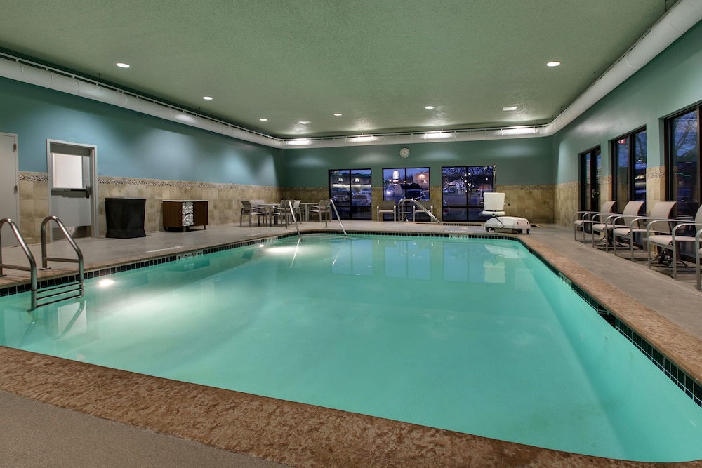 Holiday Inn Express & Suites Interstate 380 at 33rd Avenue by IHG - photo 9