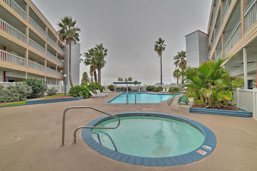 Updated Front Beach Condo w Resort Amenities - photo 17