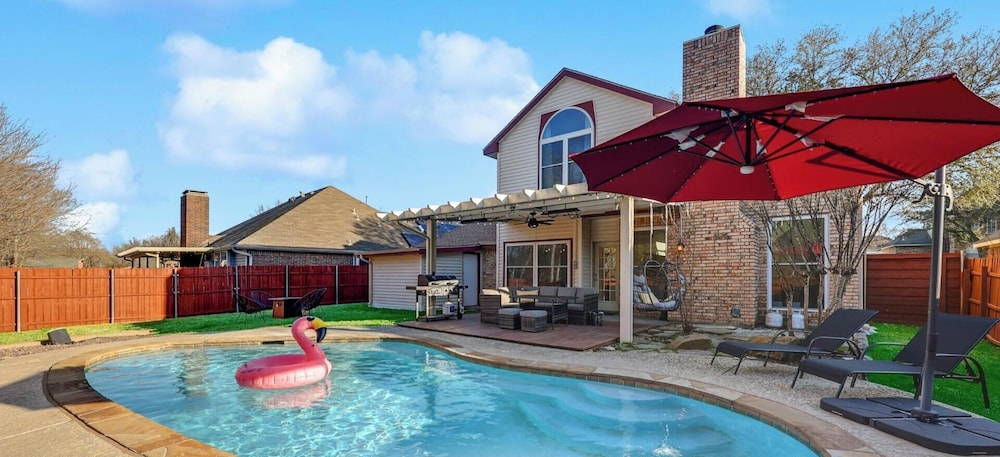 Glamorous 4BR 2 5BA Holiday Home with Pool Game Room & Fire Pit — 4-Star Luxury Hotel in Mesquite, United States