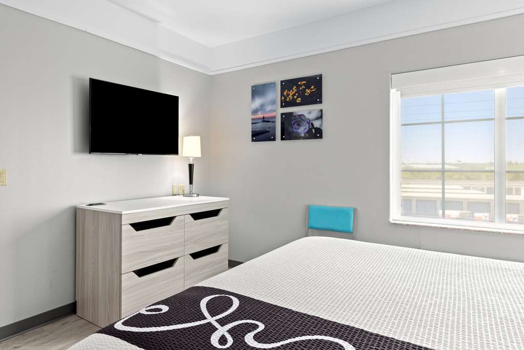La Quinta Inn & Suites by Wyndham Raymondville - photo 89