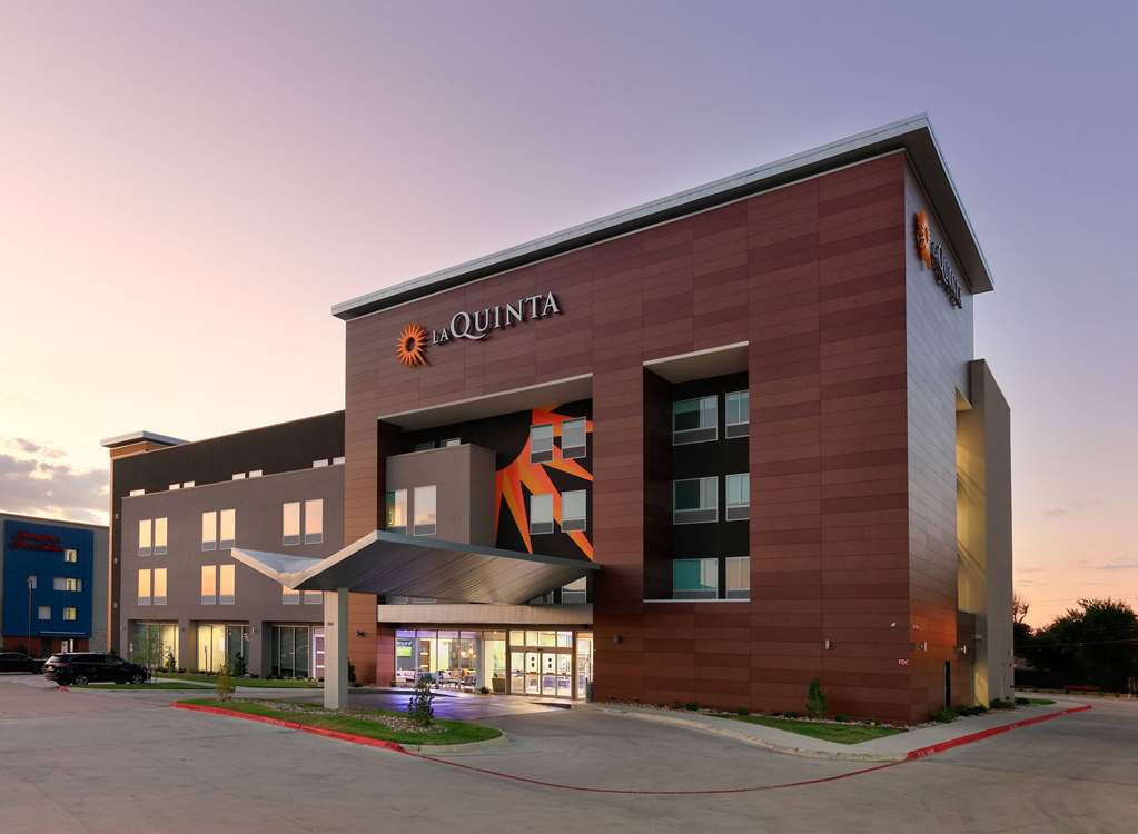 La Quinta Inn & Suites by Wyndham Dallas Fairpark - photo 6