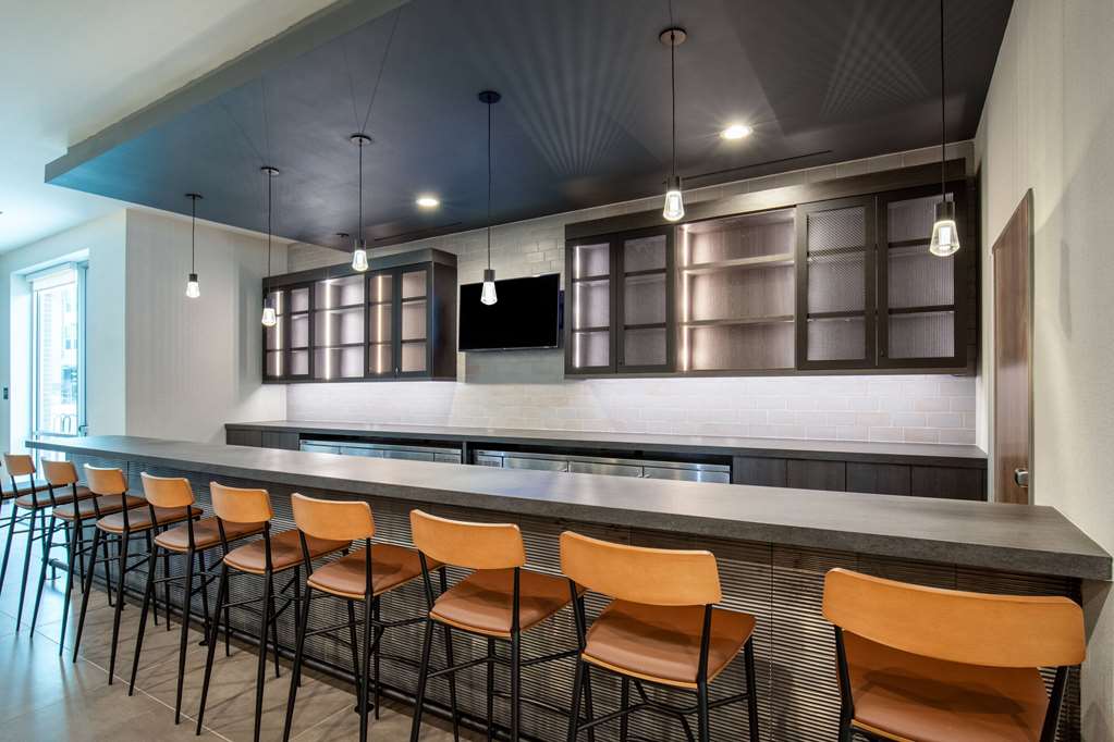La Quinta Inn & Suites by Wyndham Chattanooga Downtown South - photo 30