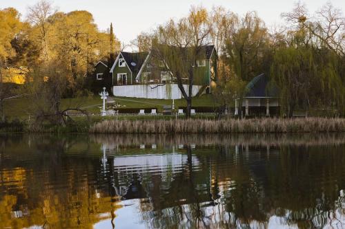 Lakefront Cottage at Lakewood — 4-Star Luxury Hotel in Auburn, United States