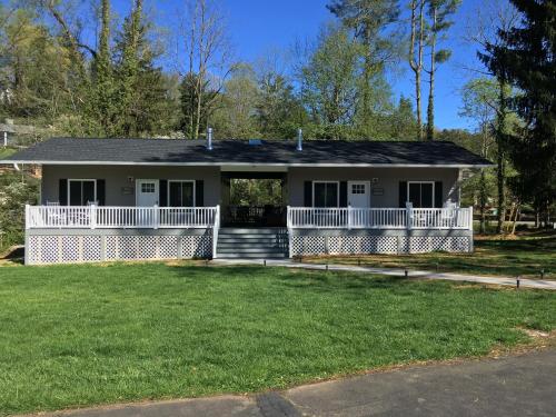 Brookside Cottages - carbon neutral hotel in Waynesville