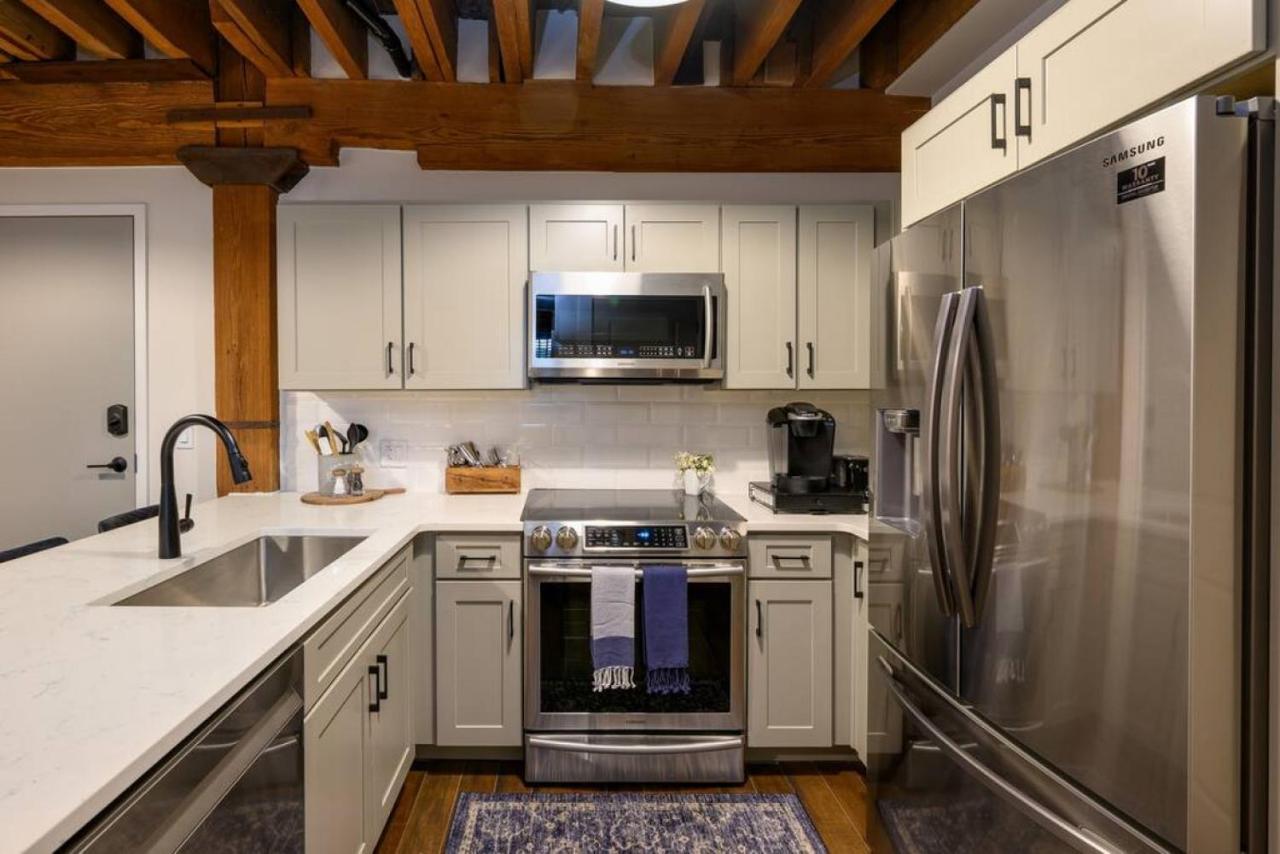 Regal Retreat in Nashville Pool Gym Free Parking — eco-hotel in Nashville