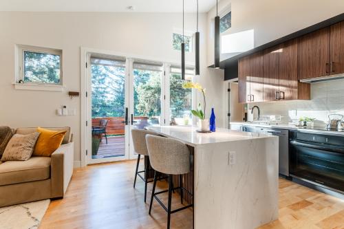 30 Day Minimum Boulder Bright & Modern Private 1BR 2BA ADU — 4-Star Luxury Hotel in Boulder, United States