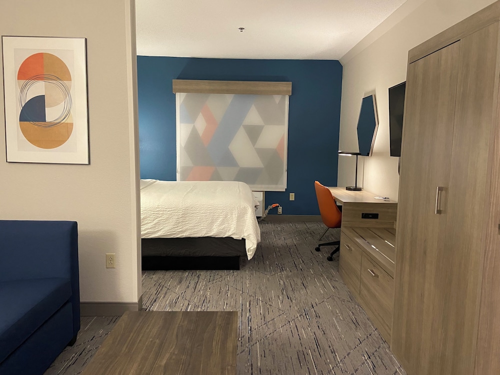 Holiday Inn Express and Suites Elyria - photo 6