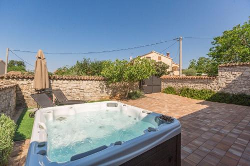Idyllisches istrisches Steinhaus mit Whirlpool Tischtennis Grill und klimatisierten Schlafzimmern — 4-Star Luxury Hotel in Porec, Croatia