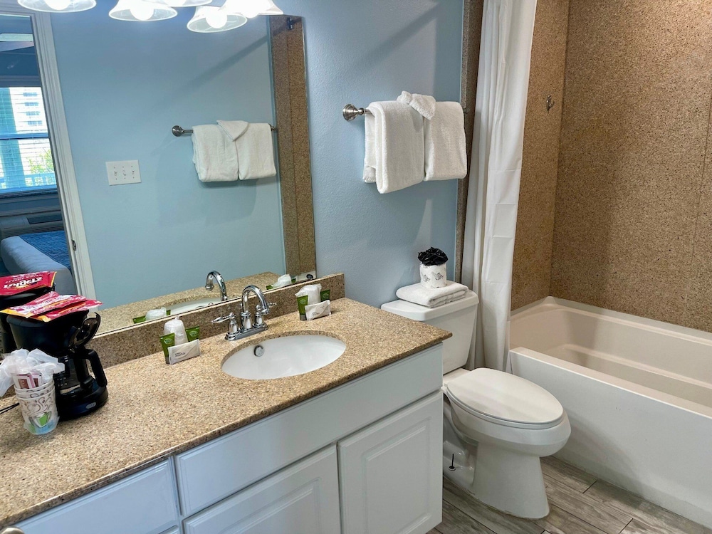 Beachgate Condo Suites And Hotel 512a 1 Bedroom Condo - photo 2