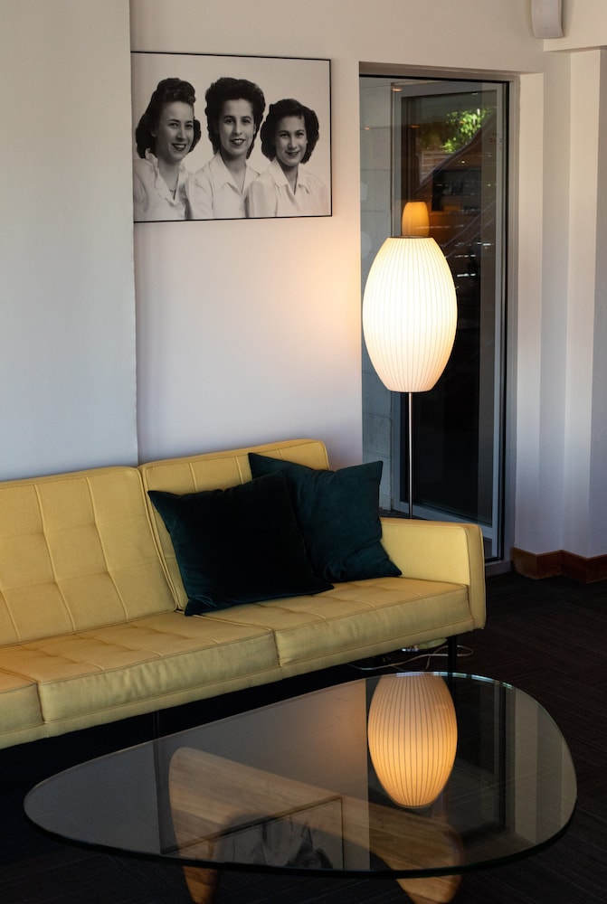 Modern Hotel - photo 10