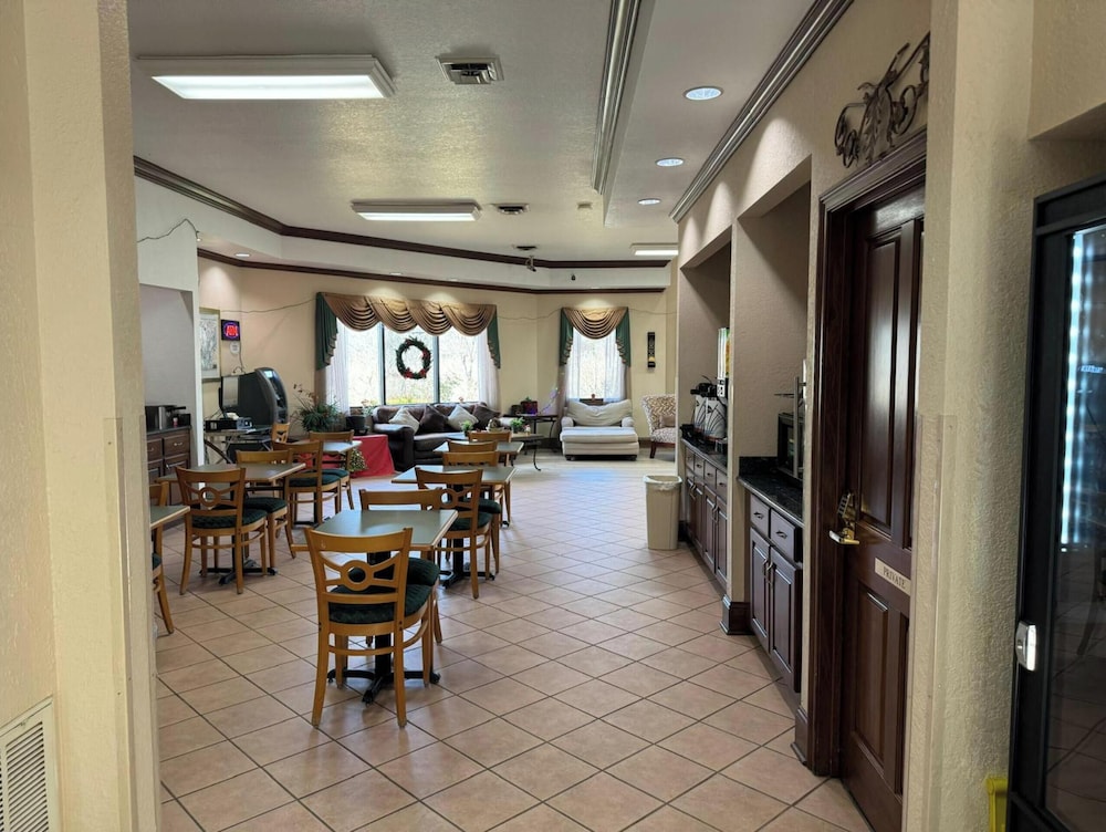 OYO Hotel Harriman near I 40 - photo 38