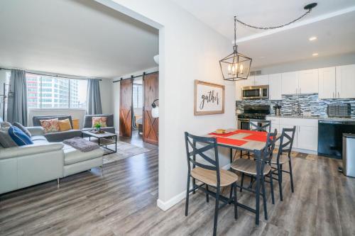 Just renovated 3 BR 2Bath parking downtown view — 4-Star Luxury Hotel in Atlanta, United States