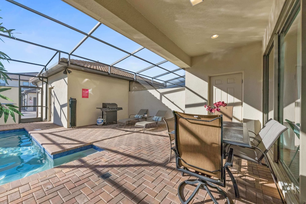 Beautiful Townhome With Splash Pool and Game Room - photo 59