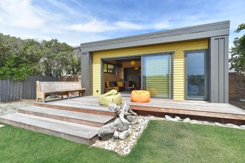 Beachfront Bach Christchurch Holiday Homes — 4-Star Luxury Hotel in Christchurch, New Zealand