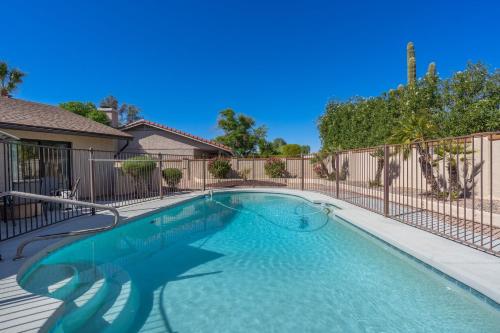 Spacious 4Bedroom Home with Private Pool in Prime Location — 4-Star Luxury Hotel in Scottsdale, United States
