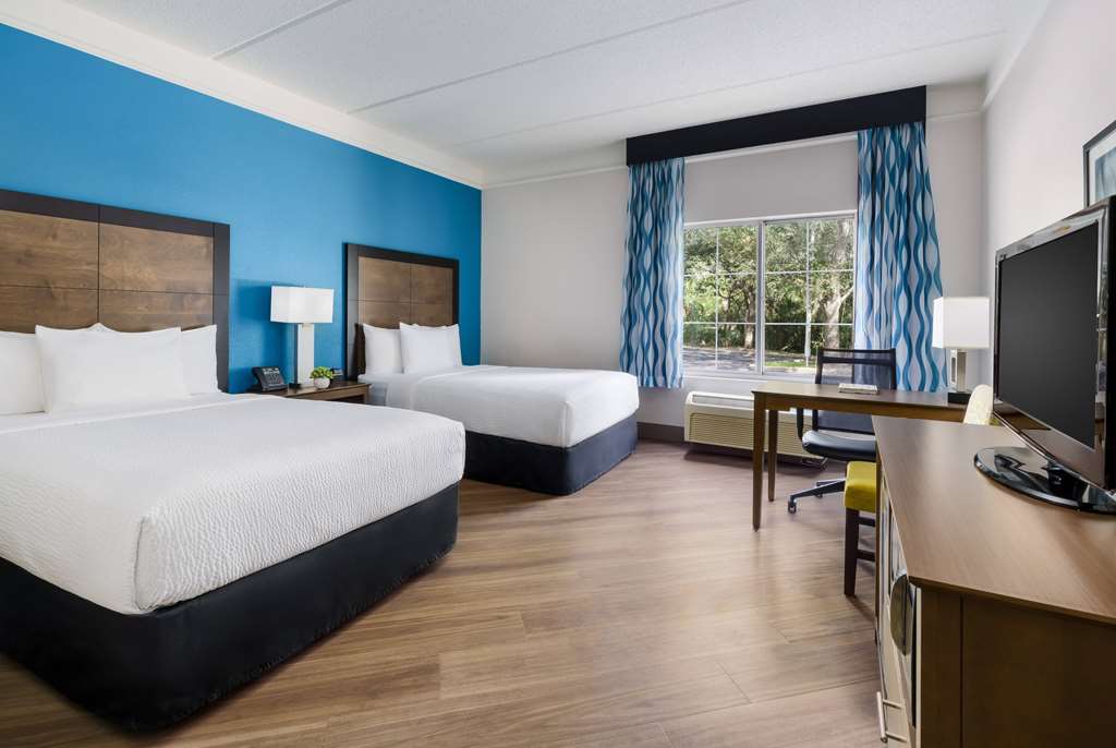 La Quinta Inn & Suites by Wyndham Tampa Brandon Regency Park - featured photo