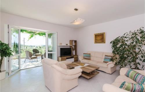 Three Bedroom Holiday Home In Orasac