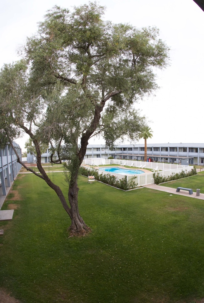E Z 8 Motel Phoenix Airporter - photo 2