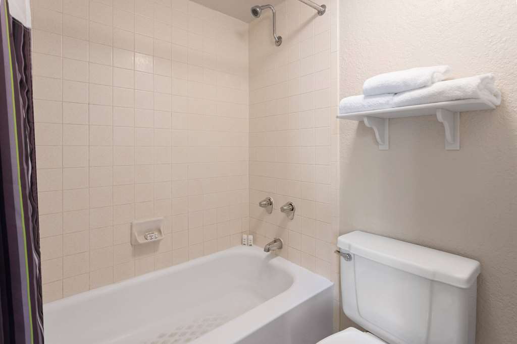 La Quinta Inn by Wyndham Pittsburgh Airport - photo 28