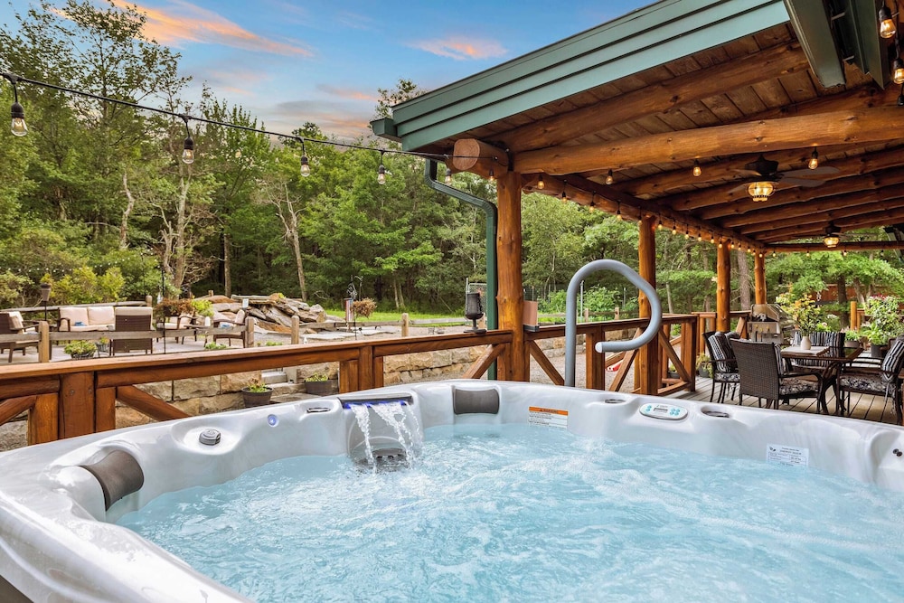 Bigwood Cabin Near Camelback Skiing Hot Tub Game Room Firepit Yard — 4-Star Luxury Hotel in Mount Pocono, United States