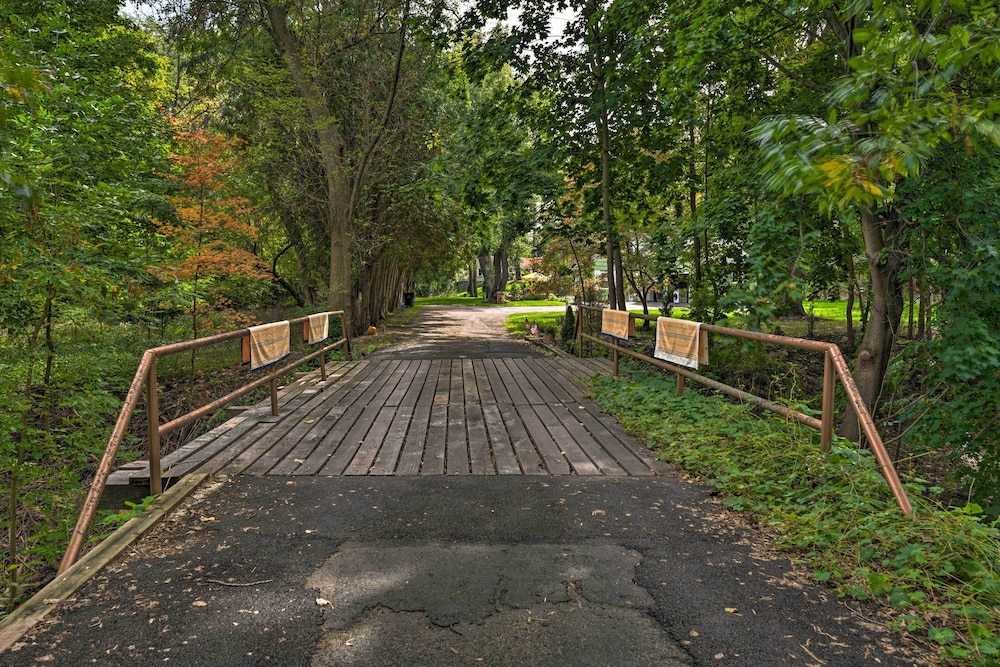 Pittsford Trolley Home Near Erie Canal — 4-Star Luxury Hotel in Pittsford, United States