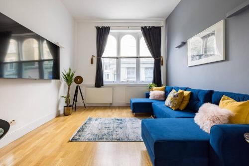 Niru Modern & Stylish Flat wHuge Private Terrace — 4-Star Luxury Hotel in London, United Kingdom
