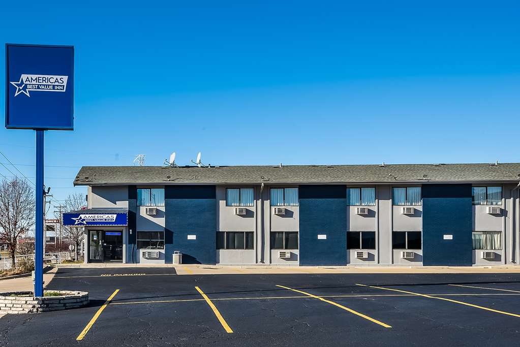 Americas Best Value Inn East Peoria - photo 3