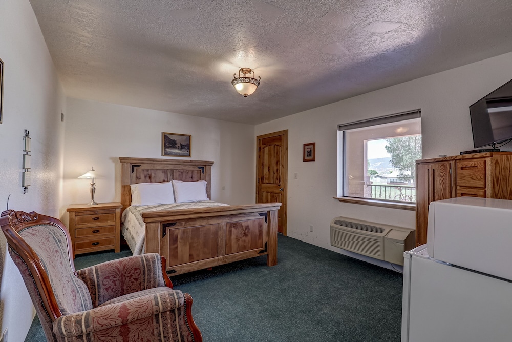 The Snuggle Inn - photo 17