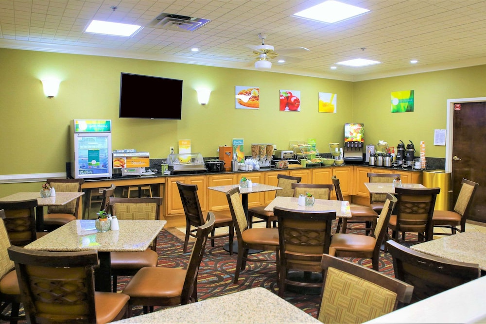 Quality Inn Fayetteville near Historic Downtown Square - photo 40