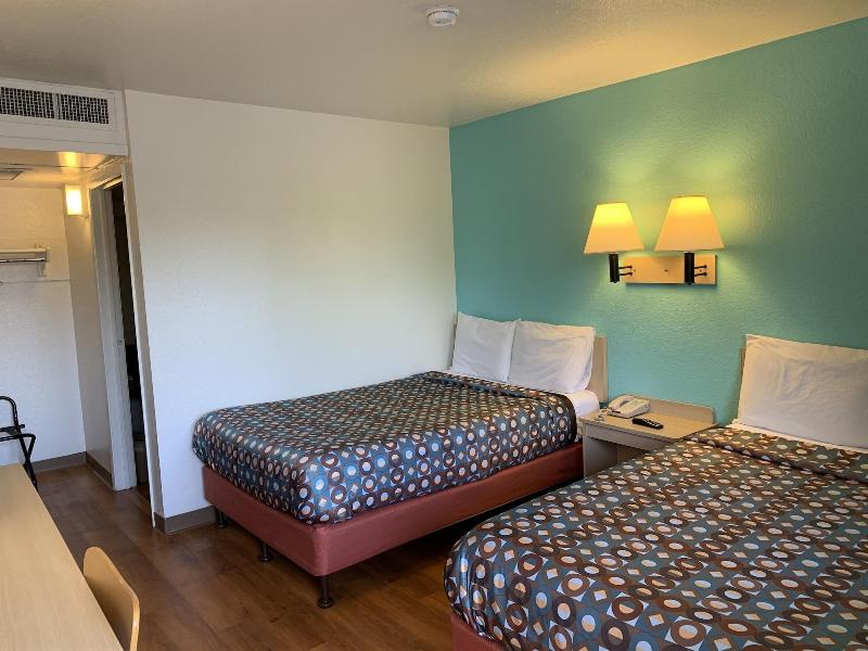 Vagabond Inn Sylmar - photo 13