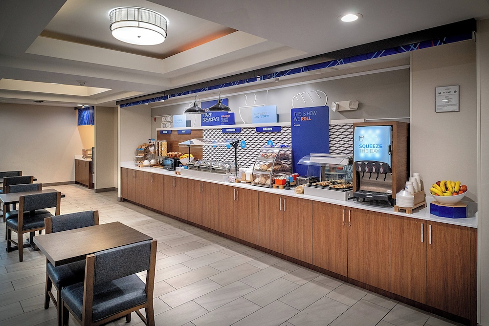 Holiday Inn Express and Suites Fairmont by IHG - photo 52