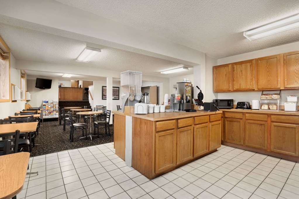 Super 8 by Wyndham Lincoln North - photo 10