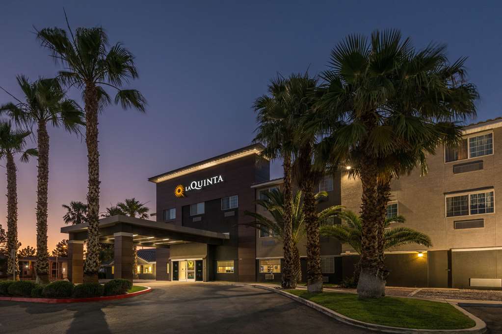 La Quinta Inn & Suites by Wyndham Las Vegas Nellis - photo 3