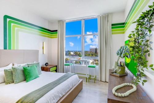 Rooftop Pool & Hot Tub Hollywood Beach Gym in Hollywood, United States