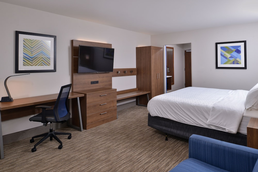 Holiday Inn Express & Suites Marshalltown by IHG - photo 8