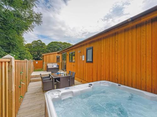 9 Alpine Lodge — 4-Star Luxury Hotel in Oldham, United Kingdom