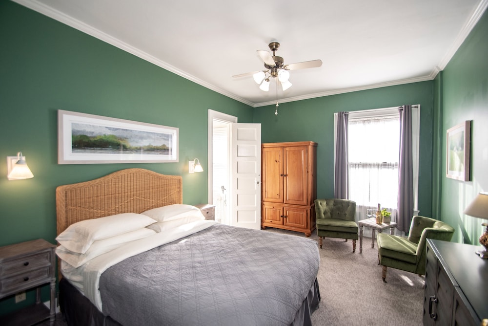 Looking Glass Inn - photo 11
