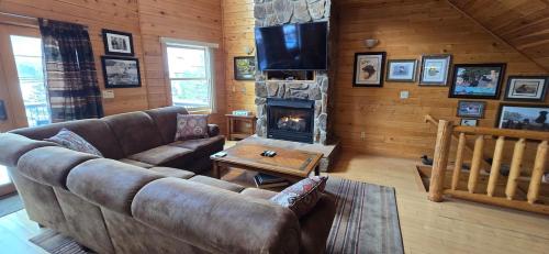 Villa With A View 4 bedroom townhouse with lake and ski slope views — 4-Star Luxury Hotel in Mchenry, United States