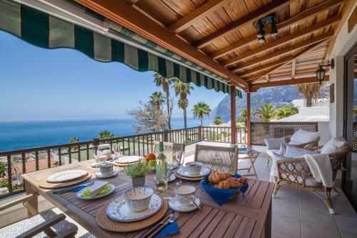 Caramello Ac Cliffs & Ocean View Fibre Net Garage TV Channels in Los Gigantes, Spain