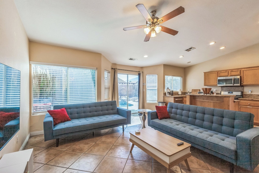 4BR Retro Game Room Theater Pool & Spa - photo 10