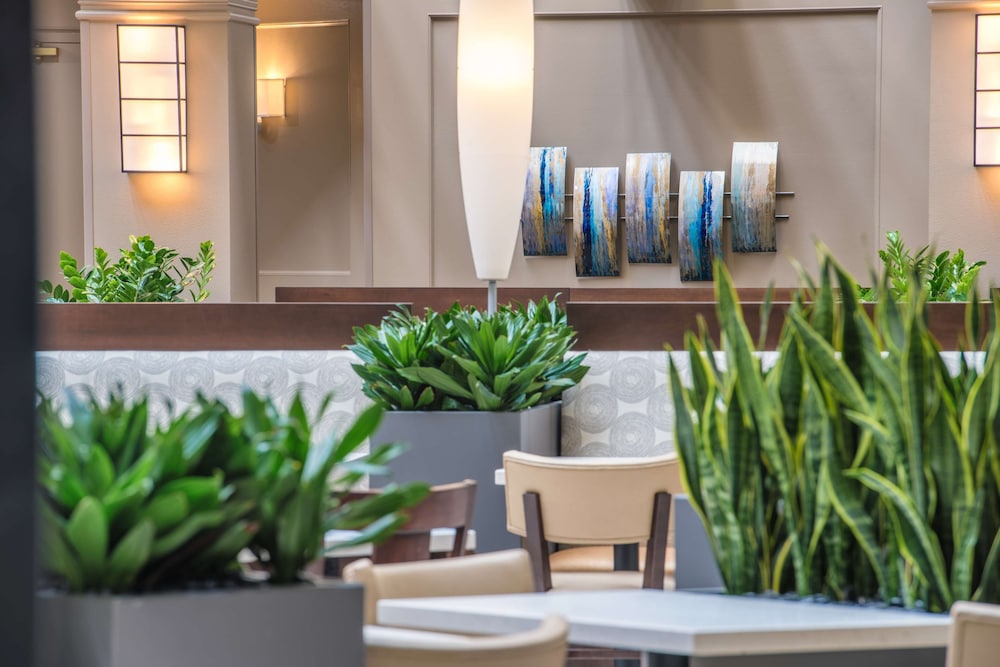 Embassy Suites by Hilton Seattle Tacoma International Airport - photo 4